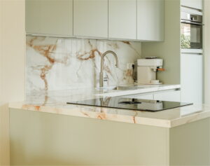 Quooker Flex Round RVS in een zacht groene L-keuken met bar - Binnenkijker: I-KOOK keuken van trotse klant uit Rosmalen