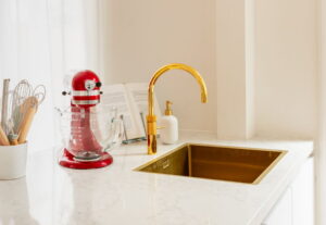 Quooker Fusion Gold Round met bijpassende Lanesto spoelbak goud - Moderne I-KOOK keuken van een trotse klant