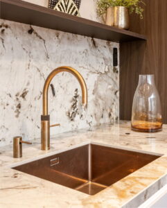 Quooker Fusion Round Messing Patina, zeeppomp en spoelbak & keramieken aanrechtblad Evora Ceramics Abraxas