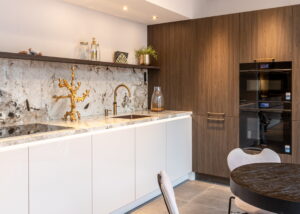 Quooker Fusion Cube Round Messing Patina in een luxe moderne keuken