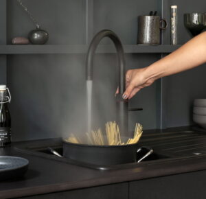 Quooker kraan in zwarte design keuken, Quooker Fusion Round zwart