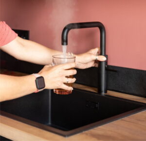 Kokend water tappen uit de Quooker Fusion zwart Square voor een verse kop thee