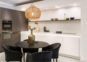 Afzuiging keuken plafond: strakke inbouwunit met verlichting boven inductiekookplaat met wok gas kookpit