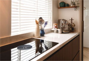 BORA kookplaat met kookveldafzuiging in Modern Mid Century keuken met coffee corner - Binnenkijker bij trotse I-KOOK klant uit Tilburg