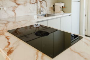 Afzuiging in keukenblad met natuursteenlook: BORA inductiekookplaat met kookveldafzuiging - Binnenkijker bij trotse I-KOOK klant uit Rosmalen