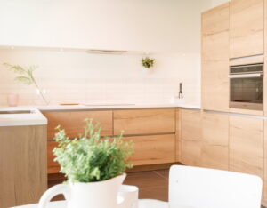 Keuken afzuiging voorbeeld 1: Houten keuken met inbouwunit