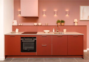 Keuken afzuiging voorbeeld 1: Koraal rode keuken met inbouw afzuigkap in schouw