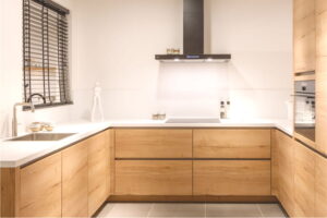 Keuken afzuiging voorbeeld 2: Houten keuken met wandafzuigkap ETNA zwart