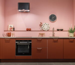 Keuken afzuiging voorbeeld 2: Koraal rode keuken met ETNA design afzuigkap recirculatie zwart