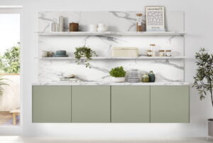 Keuken achterwand marmerlook met bijpassende wandplanken en aanrechtblad in een groene keuken