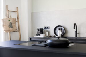 Keuken achterwand stuken & afwasbare verf in zwarte keuken