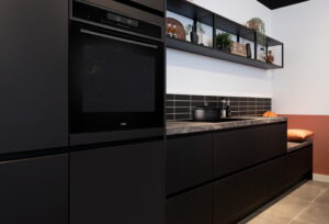 Keuken achterwand met zwarte tegels in zwarte keuken