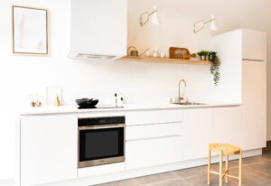 Ergonomie in de keuken: Ideale hoogte en diepte van het werkblad van de gebruiker in een witte moderne keuken
