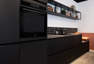 Multifunctionele oven & inductie kookplaat hoogte in zwarte keuken