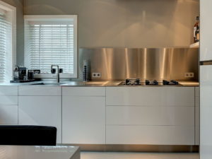 Industriële keuken thuis in roestvrij staal: RVS keukenblad met geïntegreerde spoelbak + roestvrij staal achterwand keuken voorbeeld – Dekker Zevenhuizen 