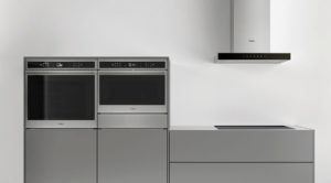 Industriële keuken thuis in roestvrij staal: Whirlpool afzuigkap, oven, magnetron en inductie kookplaat W6 collectie – getint glas met glanzend RVS 