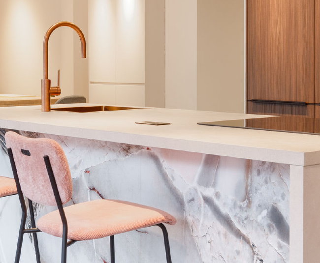 Kookeiland stopcontact: stopcontact verzonken in aanrechtblad, met RVS klepje Kookeiland stopcontact: stopcontact verzonken in aanrechtblad, met RVS klepje