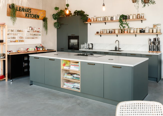 2x Bachmann Twist inbouw stopcontact kookeiland in Lenna Omrani's keuken van I-KOOK 2x Bachmann Twist inbouw stopcontact kookeiland in Lenna Omrani's keuken van I-KOOK