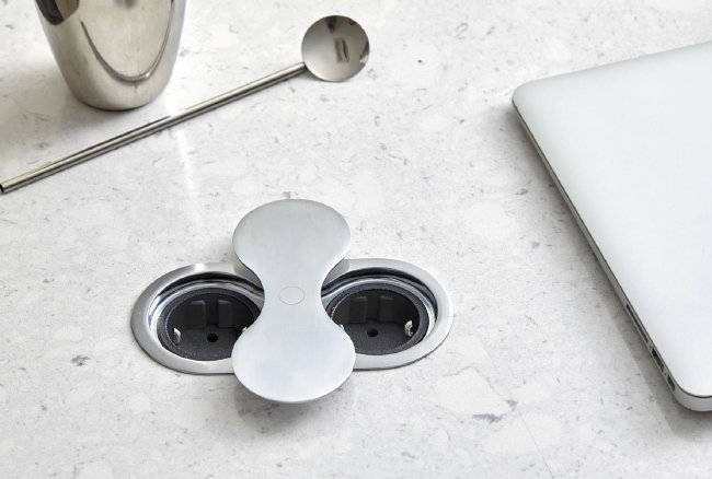 Dubbel inbouw stopcontact Oval naadloos geïntegreerd in een stenen keukenblad Dubbel inbouw stopcontact Oval naadloos geïntegreerd in een stenen keukenblad