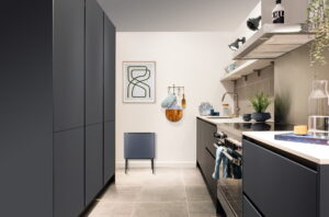 Moderne blauwe keuken met hoge kastenwand en Bertazzoni inductiefornuis RVS