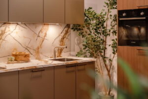 Japandi keuken met LED verlichting onder keukenkastjes - LED spots onderbouw