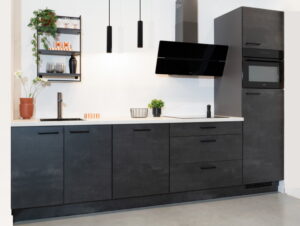Moderne rechte keuken betonlook donkergrijs met wit keukenblad en zwarte design afzuigkap en combi-magnetron oven