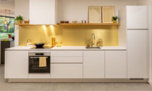 Moderne rechte keuken mat wit met Alusplash achterwand goudlook 