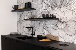 Moderne rechte keuken mat zwart BORA inductiekookplaat, spoelbak en kraan en wit/zwart Rebel Walls behang Bold Dahlia