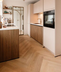 Noten houtlook keuken met eiken visgraat vloer - Binnenkijker bij trotse I-KOOK klant