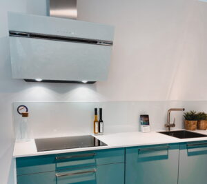 Stille afzuigkap 90 cm, – witte design wandafzuigkap Elica in een moderne keuken