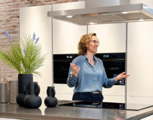I-KOOK keukencoach Jessica geeft keukenadvies I-KOOK keukencoach Jessica geeft keukenadvies