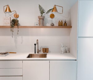 Mat witte moderne keuken met houten wandplanken 