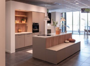 Scandi Japandi kookeiland keuken met bankje en open nis als koffiehoekje in zand beige en hout kleur