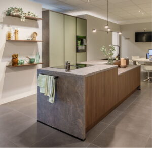 Modern kookeiland met inductiekookplaat met afzuiging en spoelbak in groen - houtlook