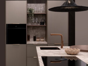 Moderne kookeiland keuken met kastenwand metallic bruin en marmerlook werkblad