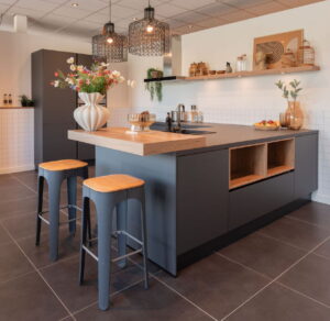 Speelse moderne schiereiland keuken in L vorm met bar in grijs en hout kleur