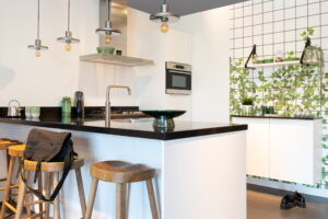 Witte moderne keuken met schiereiland