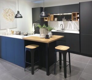 Zwarte blauwe keuken: kook schiereiland met bar 