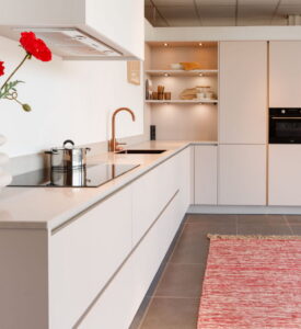Moderne L-keuken greeploos - witte hoekkeuken met open nis als koffiehoek Moderne L-keuken greeploos - witte hoekkeuken met open nis als koffiehoek