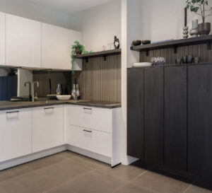 Witte moderne L-keuken met zwevende wandkast en keukenplanken Witte moderne L-keuken met zwevende wandkast en keukenplanken