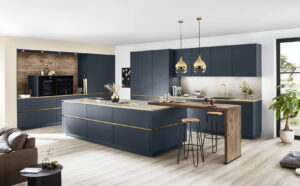 New Classic keukentrend 2019, mat blauwe keuken met gouden accenten