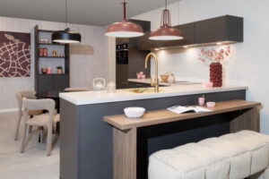 Grijze moderne L-keuken met schiereiland en bar + bankje 