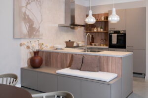 Moderne U-keuken Japandi zand beige en hout kleur met zitbankje Moderne U-keuken Japandi zand beige en hout kleur met zitbankje