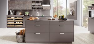Foto: Mat grijze moderne keuken met kookeiland – Nobilia keuken Touch schiefer grijs supermat Nobilia Touch 334 LUX 819 schiefer super mat grijs moderne keuken + kookeiland