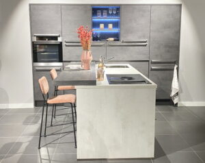 Wit grijze betonlook T-vorm keuken met bar