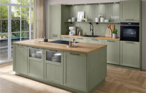 Groene landelijke parallel keuken met kookeiland