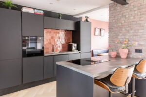 Greeploze parallel keuken met bar + kleine keukendriehoek