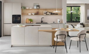 Zand kleurige parallel keuken met tafel en stoelen - kookeiland = tweede keukenblok