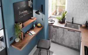 Houtlook bureau als thuiswerkplek met keukenplank, Häcker betonlook keuken Comet