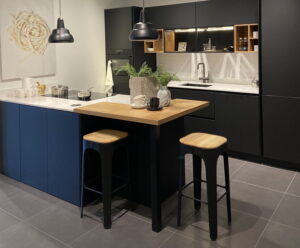 Blauw zwart kookeiland met bar als werkplek thuis